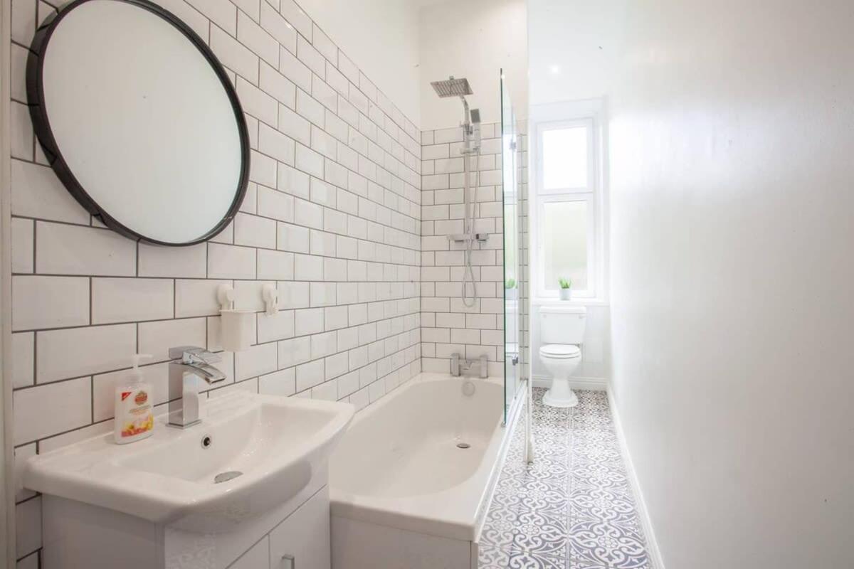 Modern, Light-Filled And Sleek West End Apartment Glasgow Eksteriør billede